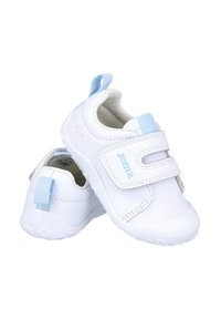 Zapatos sintéticos blancos con acentos azules, que cuentan con una correa de gancho y bucle, punta redondeada y suela texturizada. Incluyen una pequeña lengüeta en el talón.