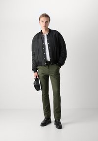 Calvin Klein MODERN SLIM - Chino hlače - dark olive