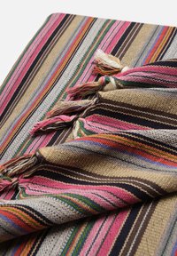 Textiel met meerkleurige strepen in roze, groen en blauw, met franjes aan één rand, gemaakt van geweven stof met een zachte textuur.