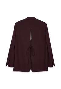 Giacca bordeaux con maniche lunghe e schienale aperto, caratterizzata da una chiusura a cravatta in vita e un design minimalista senza ulteriori fantasie.