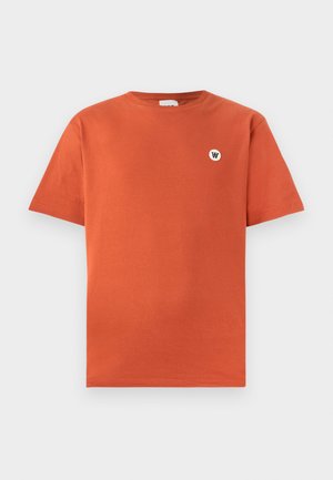 Cotton t-shirt in burnt orange, standard fit, crew neckline, short sleeves, featuring a small round white logo on the chest.
