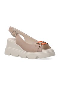 Beige slingback wedge sandaal met open teen, bovenwerk van textuurleer, oranje accentriem en chunky witte zool. Gespsluiting op de riem.
