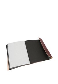 Carnet de croquis relié en cuir avec une couverture marron, ouvert pour révéler une page vierge grise et une page vierge noire à l'intérieur, mettant en valeur un design simple et texturé.