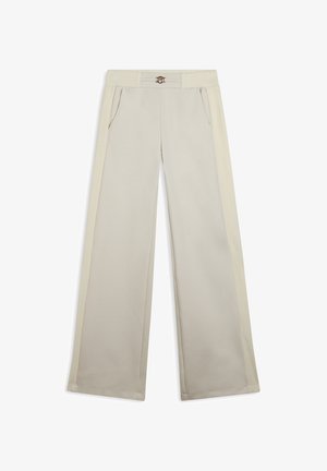 Pantaloni tailored a gamba larga in beige chiaro con cintura abbinata, dotati di tasche frontali e un dettaglio decorativo in hardware dorato.