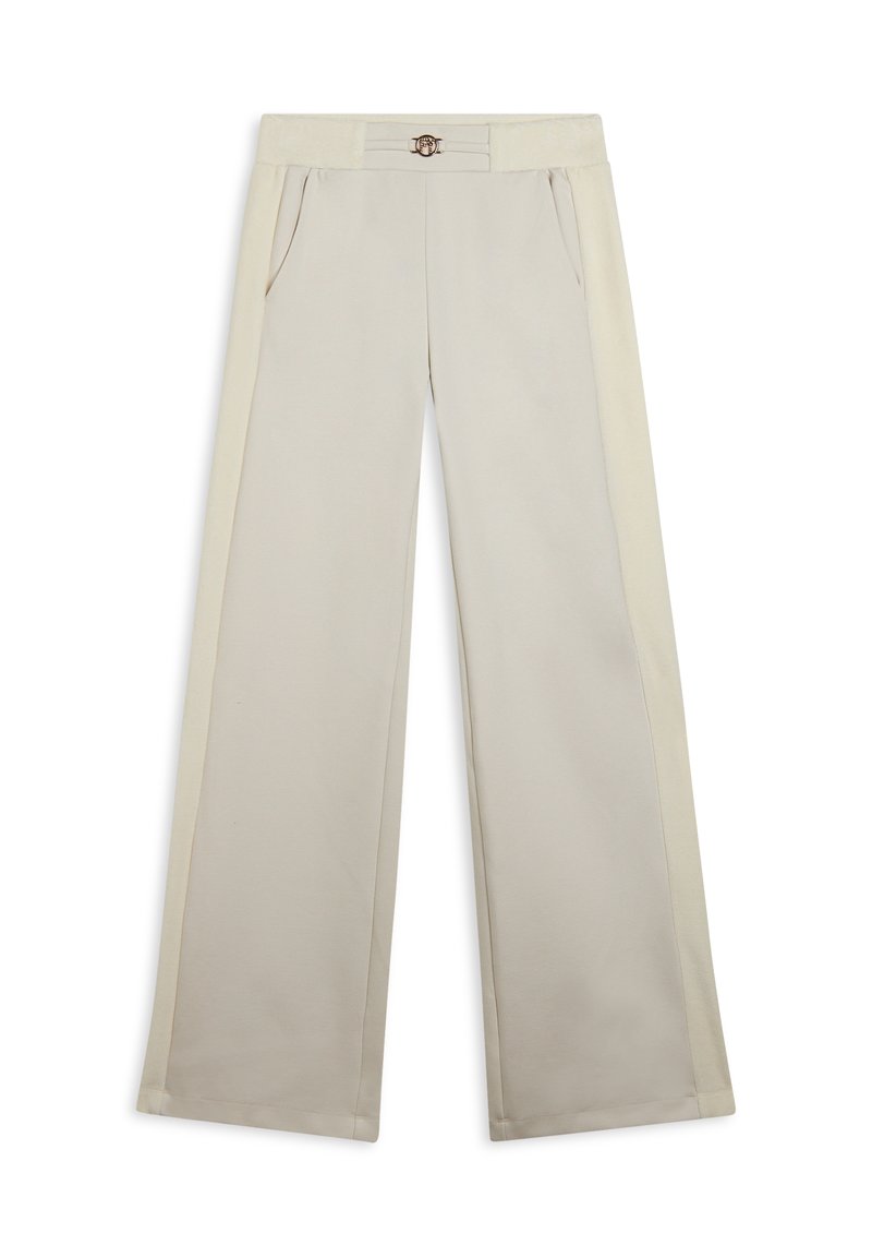 Pantaloni tailored a gamba larga in beige chiaro con cintura abbinata, dotati di tasche frontali e un dettaglio decorativo in hardware dorato.