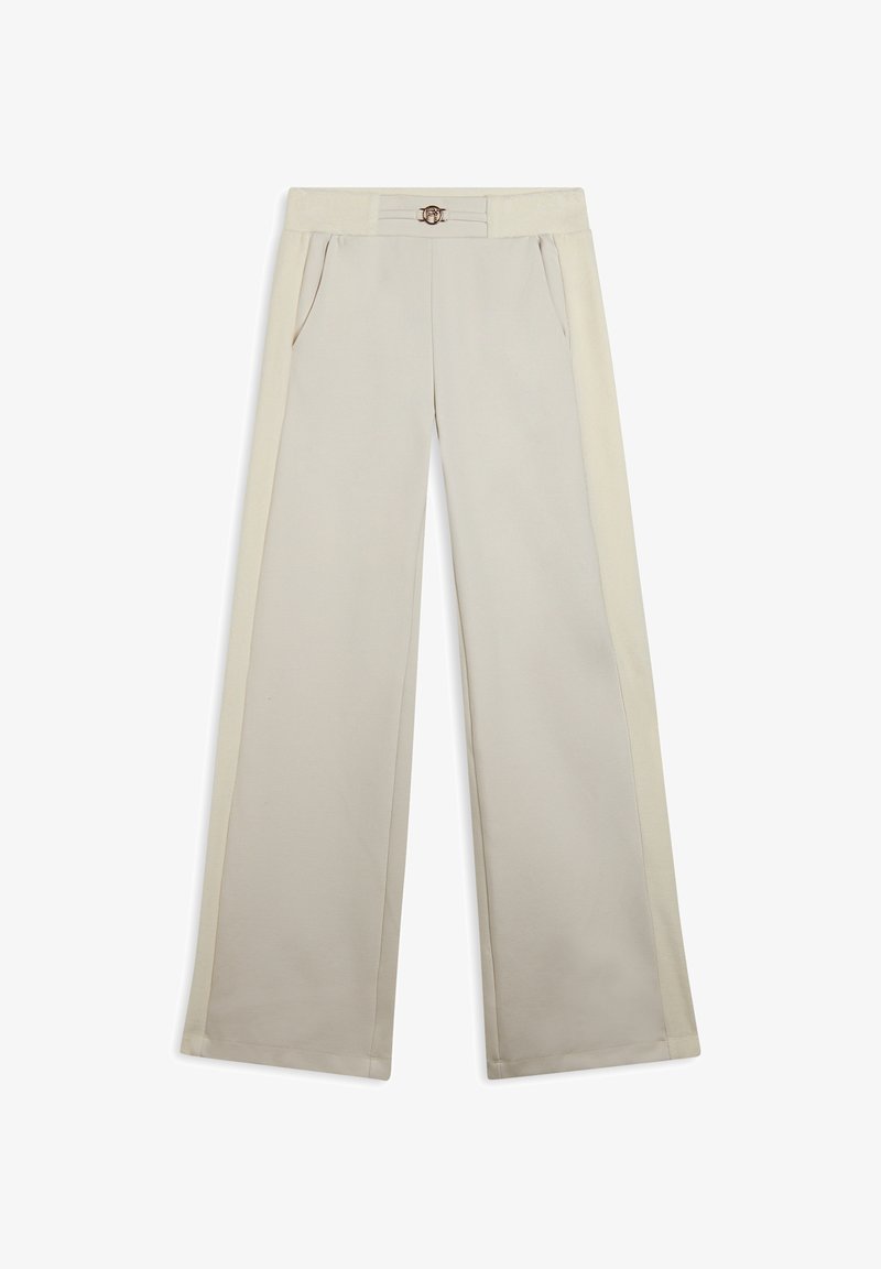 Pantalones de corte amplio en beige claro con una cinturilla a juego, que cuentan con bolsillos frontales y un detalle decorativo en tono dorado.
