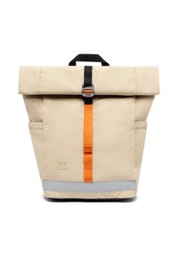 Beige rulltopryggsäck tillverkad av miljövänligt material. Har en orange rem och spänne, grå botten och sidofickor.
