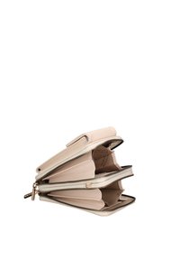 Portafoglio in pelle beige con due cerniere, numerosi scomparti e una superficie testurizzata. Presenta accessori in tonalità oro e dettagli cuciti.