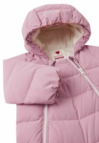 Różowa, ocieplana kurtka dla niemowląt z kapturem, elastycznymi mankietami i zapięciem na zamek błyskawiczny, z widoczną metką wewnątrz z informacjami o marce i rozmiarze.