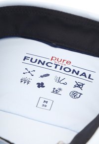 Blauw stoffen label met zwarte rand met zorgsymbolen, merknaam "pure" en het woord "FUNCTIONAL". Maat gemarkeerd als M 39.