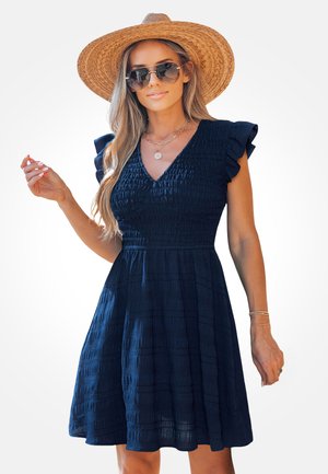 Granatowa sukienka z krótkimi falbankowymi rękawami, teksturowaną tkaniną i dopasowanym gorsetem. Posiada dekolt w kształcie litery V i rozkloszowaną spódnicę.