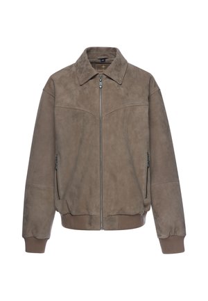Giubbotto bomber in camoscio color taupe con zip frontale, polsini e orlo a coste e tasche laterali con zip, con collo classico.