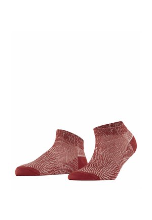 Para niskich, czerwonych skarpetek za kostkę z teksturowanym wzorem oraz jednokolorowymi, czerwonymi sekcjami na palcach i piętach na białym tle.