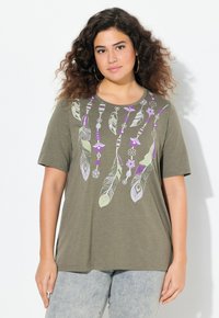 Ulla Popken SHORT SLEEVE GRAPHIC TEE - Camiseta estampada - olive grey
