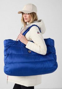 Borsa a spalla blu imbottita con manici lunghi, caratterizzata da una texture liscia e un design trapuntato. Accentuata da un patch con logo del brand.