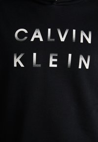 Calvin Klein ENLARGED LOGO HOODIE - Jersey con capucha - black