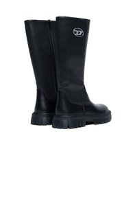 Juodi auliniai batai iki kelių, pagaminti iš lygaus odos, su šoniniu užtrauktuku, storesne guma su ryškiais protektoriais ir sidabriniu logotipo akcentu.