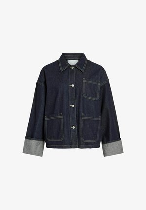 Chaqueta de mezclilla oscura con botones en el frente, tres bolsillos visibles, puños grises doblados y costuras de contraste.