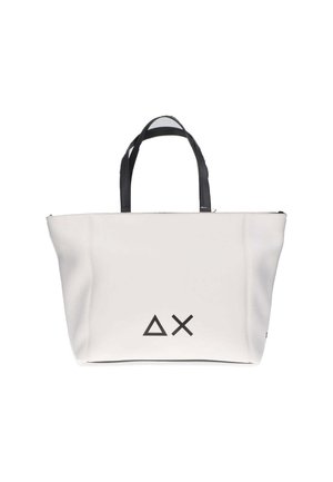 Hvid mulepose med sorte håndtag og logo, med en glat tekstur og enkelt design. Dimensionerne virker mellemstore til store.