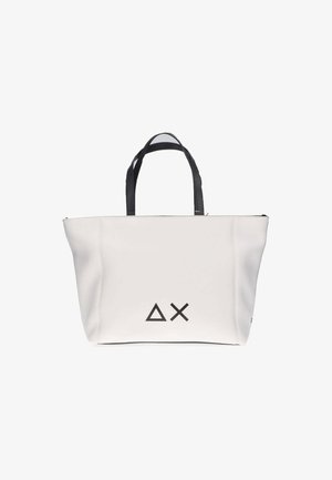 Borsa shopper bianca con manici neri e logo, caratterizzata da una texture liscia e un design semplice. Le dimensioni sembrano da medie a grandi.