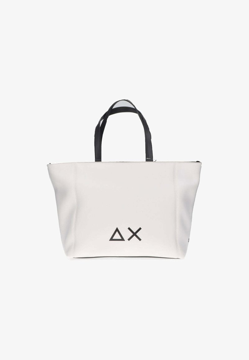 Biała torba na ramię z czarnymi uchwytami i logo, o gładkiej teksturze i prostym wzorze. Wymiary wydają się od średnich do dużych.