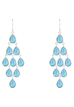 Boucles d'oreilles chandelier en argent ornées de multiples pierres précieuses bleues en forme de goutte, taillées en facettes, disposées en cascade.