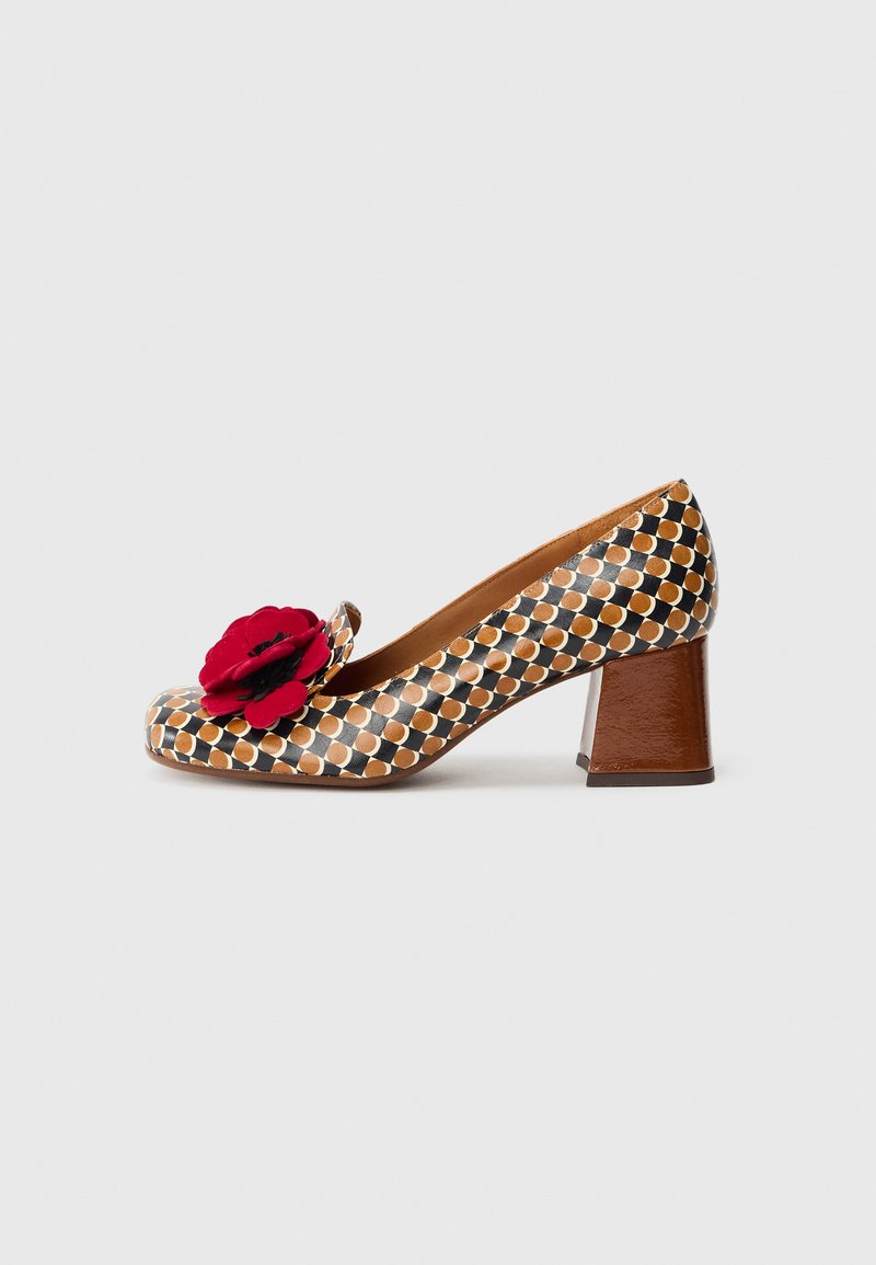 Chaussure à talon haut à motif marron et noir avec un bout carré, ornée d'un accent floral rouge, et un talon épais en bois marron.