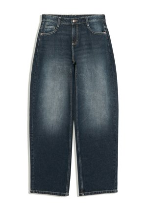 Jean bleu foncé à jambes larges avec légère décoloration sur l’avant des cuisses, cinq poches, fermeture par bouton et passants de ceinture, présenté à plat sur fond blanc.