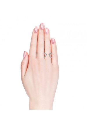 Anello d'argento caratterizzato da un design curvo con piccole pietre trasparenti, mostrato su una mano con unghie di colore rosa chiaro, sfondo bianco.
