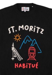 Zwarte trui met kleurrijke borduursels van een zon, bergen, ski's en een trein. Tekst: "ST. MORITZ HABITUÉ." Gemaakt van een katoenmix.