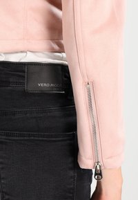 Jennyfer Bunda z umělé kůže - light pink