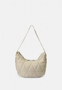 Bolso de hombro beige acolchado con forma redondeada, superficie texturizada y una sola correa ajustable. Presenta un patrón de rombos y cierre superior con cremallera.