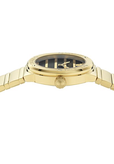 Kuldse tooniga käekell ümara korpuse, musta ja kuldse triibulise kellaplaadi ning tekstuurse randmega. Kellal on kroon ja graveeritud detailid raamgal.