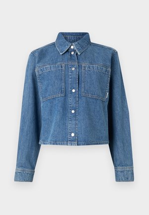 Denim jakk, lühikese pikkusega, nupuga avatud esiosa, kaks rinna taskut, krae ja helesinine värv ning lihtsad õmbluse detailid.