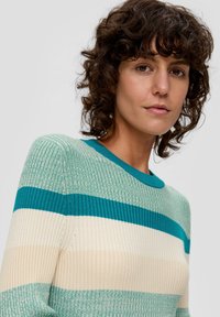 Rebrasta sweater s uzorkom u zelenoj, tirkiznoj i krem boji, s okruglim izrezom i teksturiranim pletenjem.
