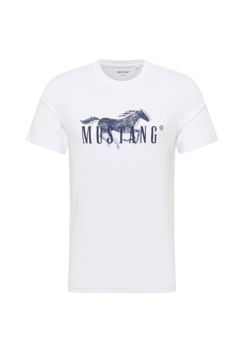 Vit bomull t-shirt med en blå hästgrafik och texten "MUSTANG" under. Korta ärmar och en klassisk rundhalsdesign.