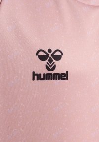 Logo d'abeille hummel noire et texte sur fond de tissu texturé rose clair, centré et clairement visible.