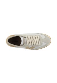Zapatilla blanca y beige de ante y cuero con perforaciones, cordones crema, suela de caucho y etiqueta "Victoria" en la lengüeta, vista desde arriba.
