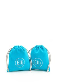 Due sacchetti turchesi con cordoncino realizzati in tessuto morbido, con il logo bianco ricamato "Elli by Julie & Grace" sul davanti.