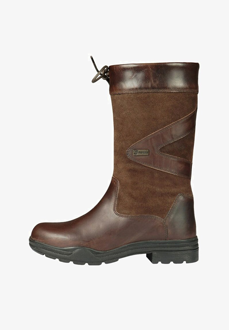 Botín de cuero y gamuza marrón, con puntera redonda, parte superior texturizada, cordones ajustables y suela de goma para mayor tracción.