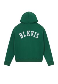 Zelená mikina s kapucí a dlouhými rukávy s bílým zakřiveným nápisem „BLKVIS“ potištěným přes horní část zad.