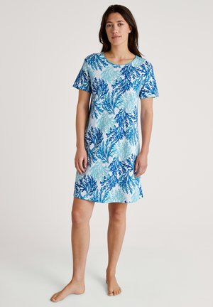 Korte mouwen jurk in lichtblauw met een koraalpatroon in tinten van blauw. Gemaakt van zachte stof, met een ronde halslijn en een getailleerde vorm.