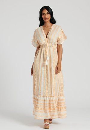 Maxikleid aus leichtem Stoff mit vertikalen orange- und weißen Streifen, kurzen Ärmeln, einem Kordelzug in der Taille und einem gestuften Saum mit Quasten.
