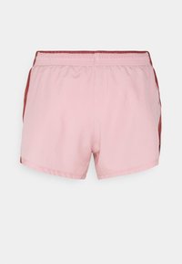 Shorts de sport roses avec taille élastique et bandes latérales rouge foncé, présentés sur un fond blanc.