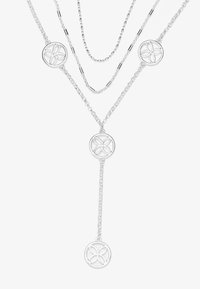 Silberner mehrlagiger Halsreifen mit drei Ketten. Eine Kette mit runden Anhängern, die ein offenes Blumendesign zeigen. Glatte Textur, glänzende Oberfläche.