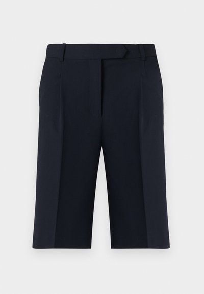 Σκούρες ναυτικές γαλάζιες, ραμμένες βερμούδες μέχρι το γόνατο με πιέτες μπροστά και ζωνάκι με θηλιές σε ουδέτερο φόντο.