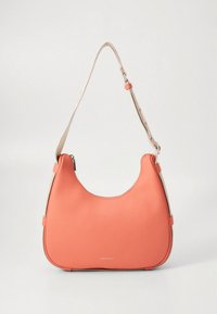 Persikanvärinen nahkainen olkalaukku, jossa kaareva muoto, kontrastivärinen beige olkahihna, hillitty brändäys edessä ja sileä pinta.