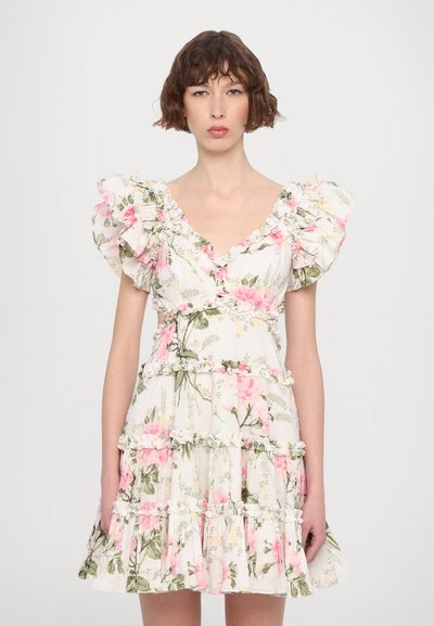 Rochie florală cu mâneci volan, având un decolteu în formă de V, stofă în straturi și un fundal alb cu modele botanice roz și verzi.