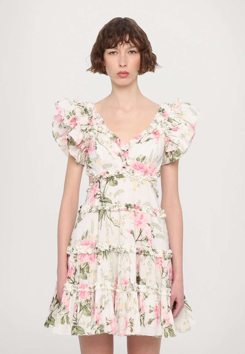 Bloemenjurk met golvende mouwen, met een v-hals, gelaagde stof en een witte achtergrond met roze en groene botanische patronen.