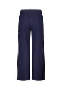 Navy wijde broek met een textuurafwerking, met twee achterzakken en witte zijstrepen langs de beennaad. Elastische tailleband.